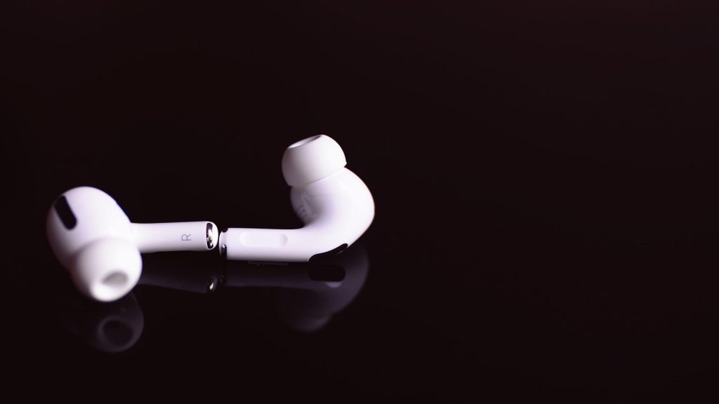 airpods 6365870 1920 1